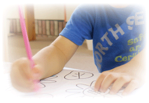 えんぴつを持つ